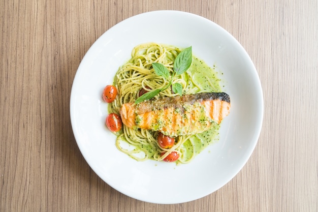 Salmone di pesto spaghetti