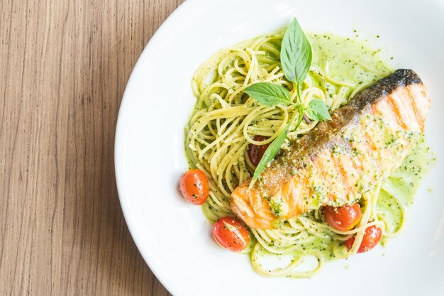 Salmone di pesto spaghetti