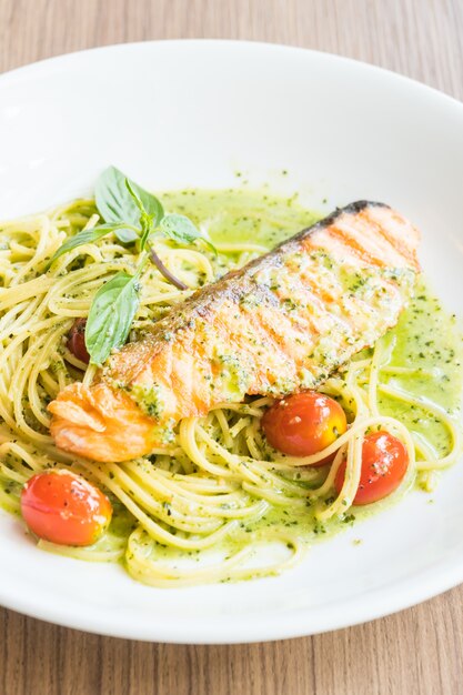 Salmone di pesto spaghetti