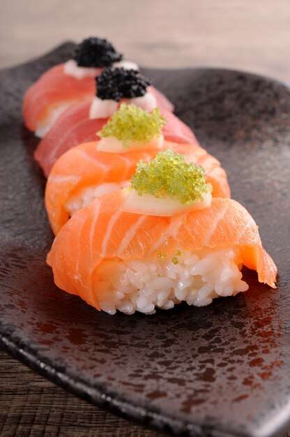 Salmone e tonno sushi set con caviale