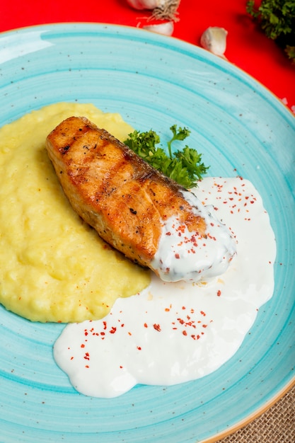 Salmone fritto con purè di patate