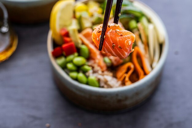 Salmone su poke bowl di riso fotografia