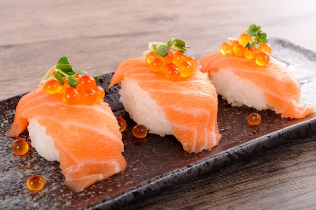 Salmone sushi con caviale