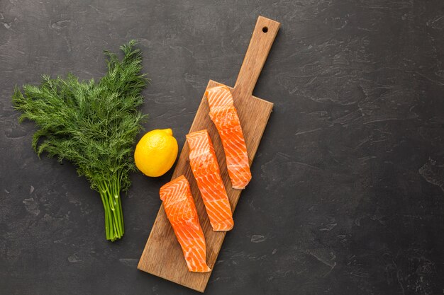 Salmone vista dall'alto sulla tavola di legno