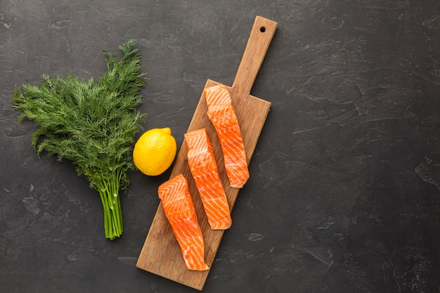 Salmone vista dall'alto sulla tavola di legno