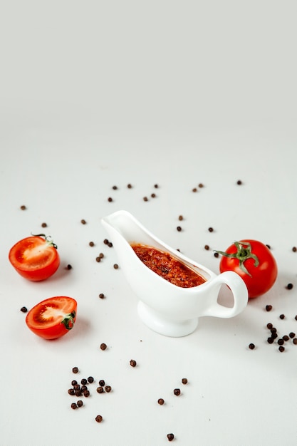 Salsa al pomodoro piccante sul tavolo