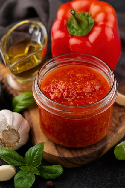 Salsa deliziosa ad alto angolo su tavola di legno