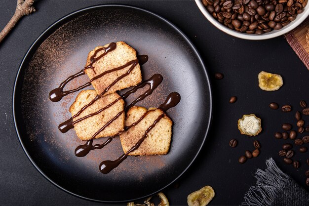 Salsa di cioccolato sulla vista superiore del pane