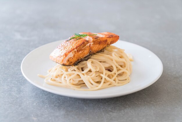 Salsa di crema di spaghetti con salmone