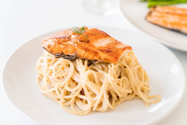 Salsa di crema di spaghetti con salmone