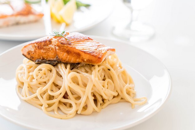 Salsa di crema di spaghetti con salmone