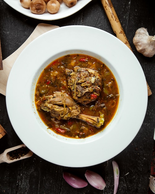 Salsa di pollo con aglio vista dall'alto