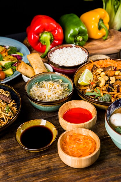 Salse con cibo tradizionale tailandese con peperoni sul tavolo