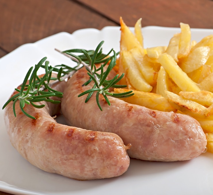 Foto gratuito salsicce di pollo grigliate con contorno di patatine fritte