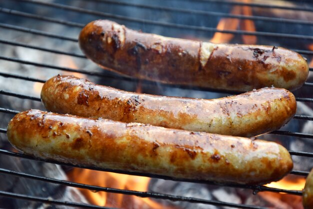 Salsicce su un fuoco da campo