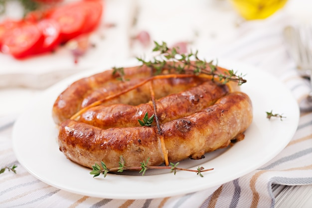 Salsiccia fatta in casa al forno su un piatto bianco. Giorno del Ringraziamento.