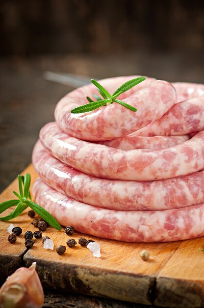 Salsiccia grezza fresca sul vecchio di legno