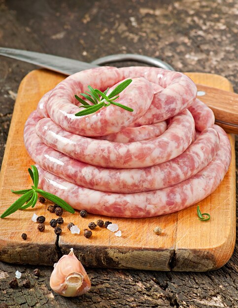 Salsiccia grezza fresca sul vecchio di legno