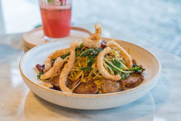 Salsiccia piccante di spaghetti fritti