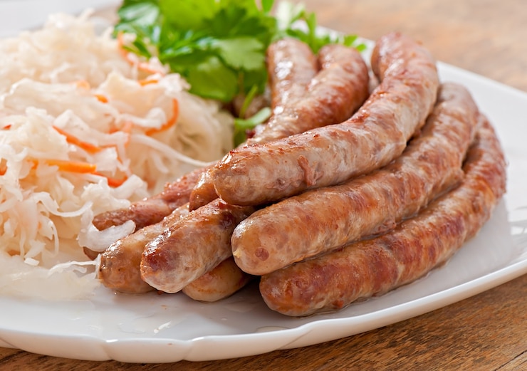 Foto gratuito salsiccie fritte bavaresi sui crauti