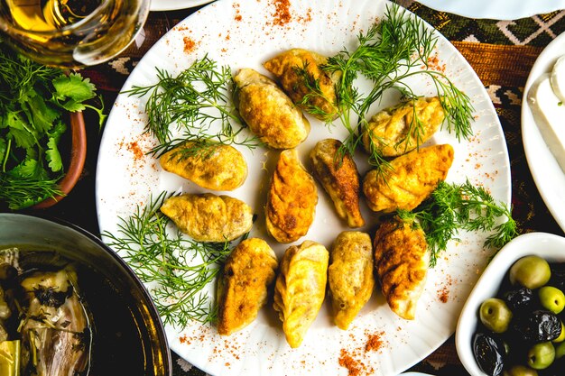 Salsiccie fritte della gurza con la vista superiore delle olive delle macine di carne