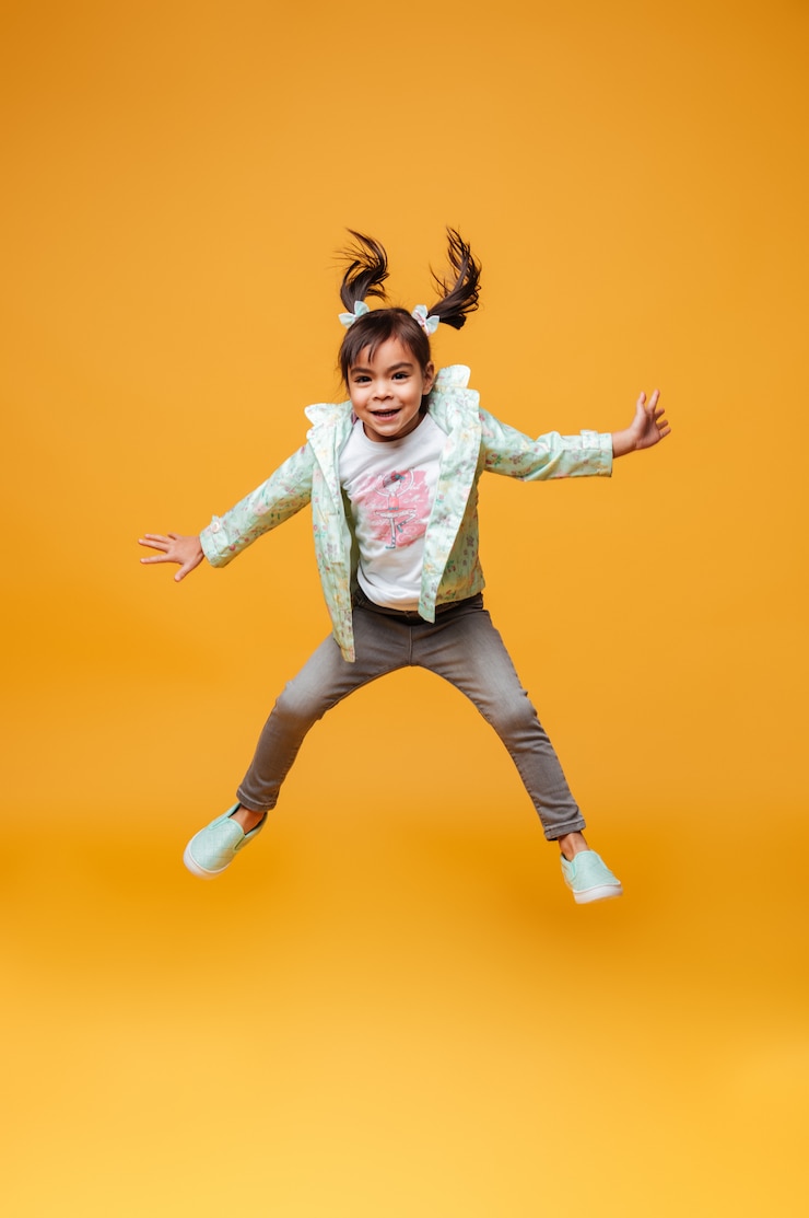 Foto gratuito salto allegro del bambino della bambina isolato