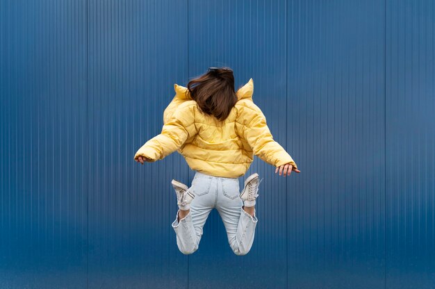 Salto della giovane donna del ritratto