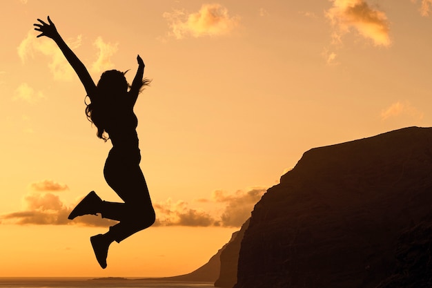 Salto della siluetta della donna del colpo pieno