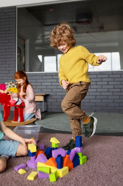 Salto felice del bambino del colpo pieno