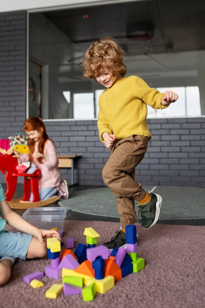 Salto felice del bambino del colpo pieno