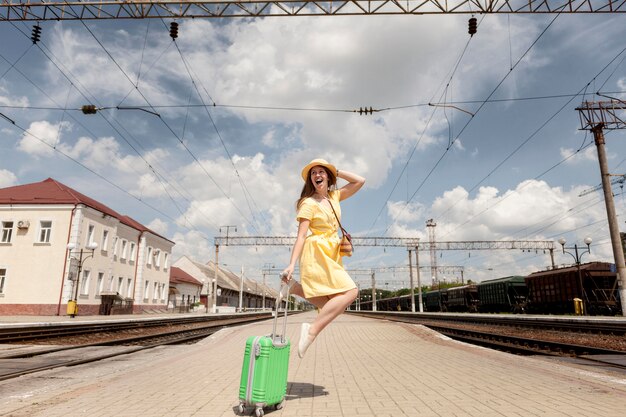 Salto felice della donna della foto a figura intera