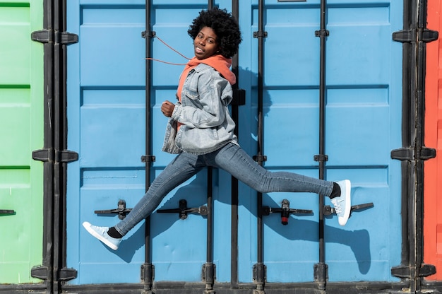 Salto femminile giovane del ritratto