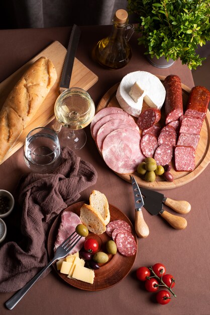 Salumi con assortimento di carni e pane