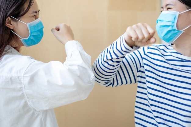 Salutare gli amici senza toccare le mani durante la pandemia di coronavirus