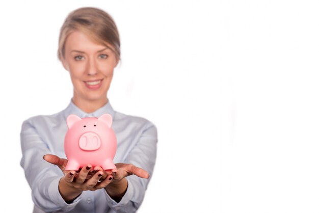 Salvataggio concetto di denaro - donna sorridente felice e holding ba piggy