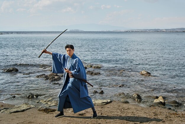 Samurai con la spada in spiaggia