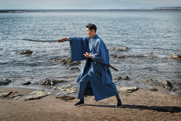 Samurai con la spada in spiaggia