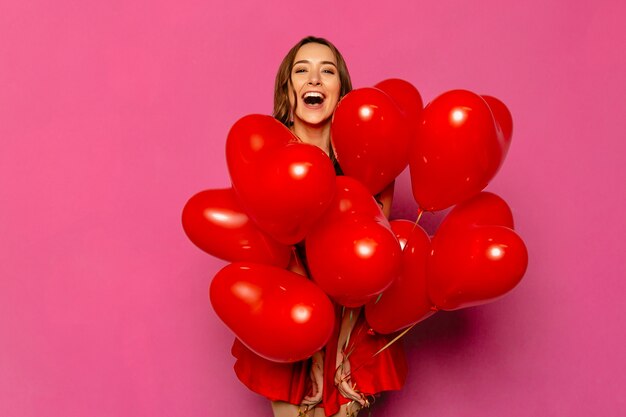 San Valentino. Felice giovane donna, ampiamente sorridente