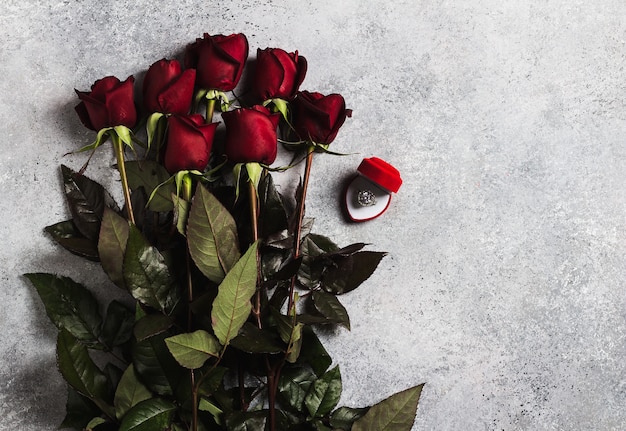 San Valentino mi sposi anello di fidanzamento in scatola con regalo rosa rossa