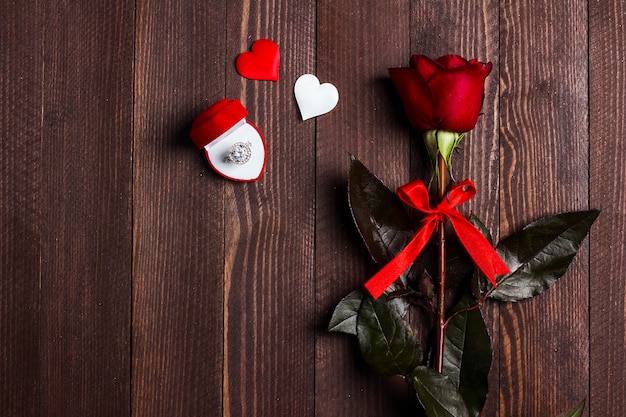 San Valentino mi sposi anello di fidanzamento in scatola con regalo rosa rossa