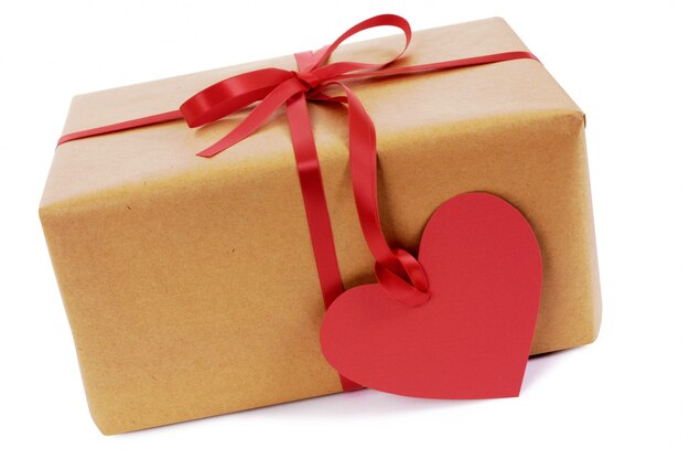 San Valentino presente con tag cuore forma regalo