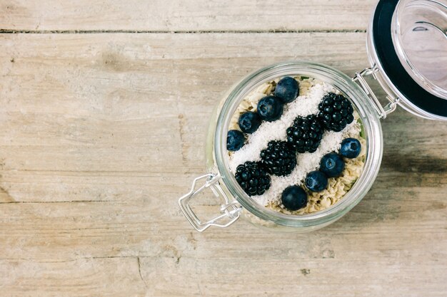 sana colazione con cereali e frutta