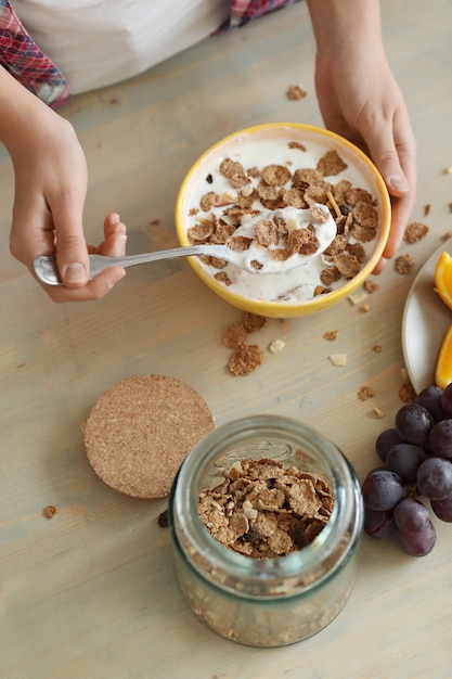 Sana colazione con cereali e frutta