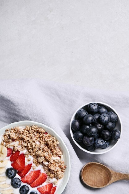 Sana colazione con cereali e frutta