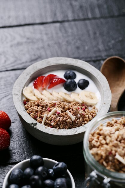 Sana colazione con cereali e frutta