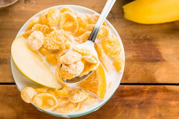 Sana colazione fatta in casa di muesli, mele, frutta fresca e noci