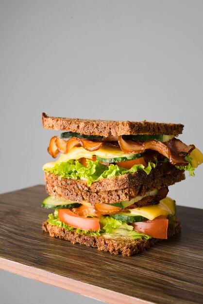 Sandwich ad alto angolo con pancetta e verdure