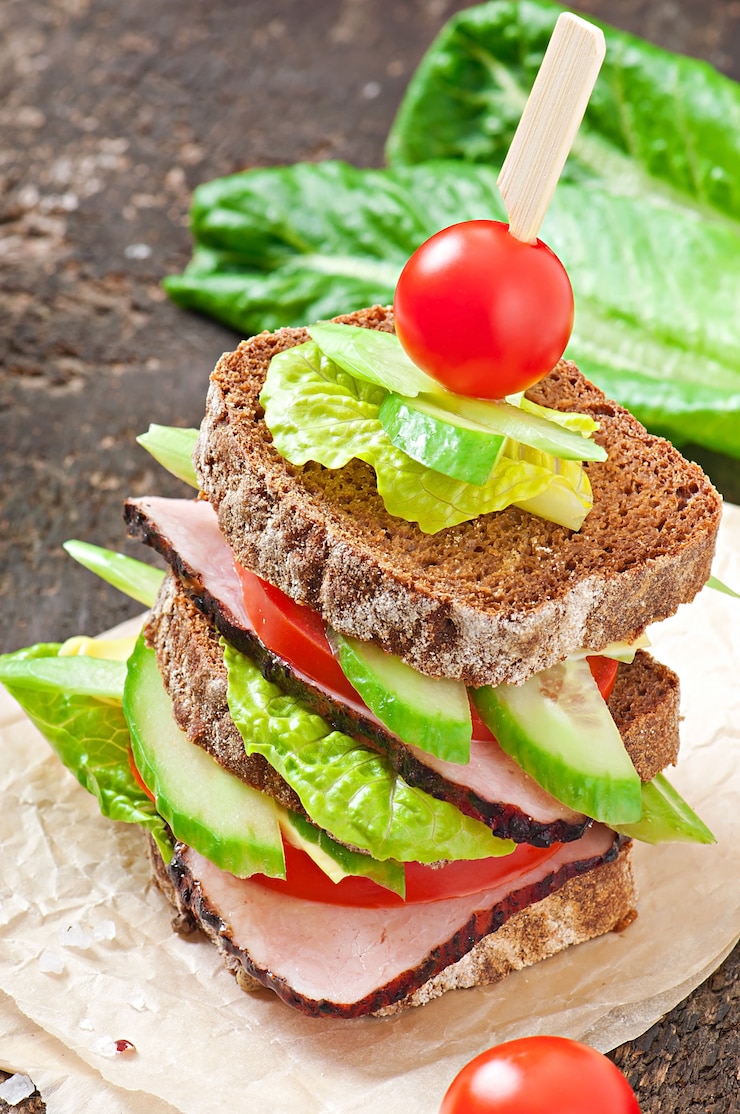 Foto gratuito sandwich con prosciutto e verdure fresche