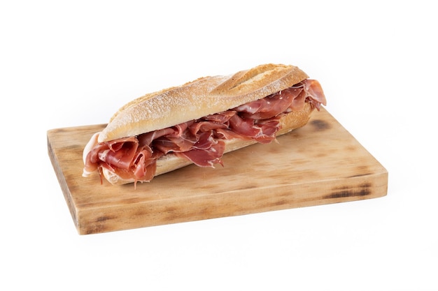 Sandwich di prosciutto serrano spagnolo isolato su backgroundxA bianco