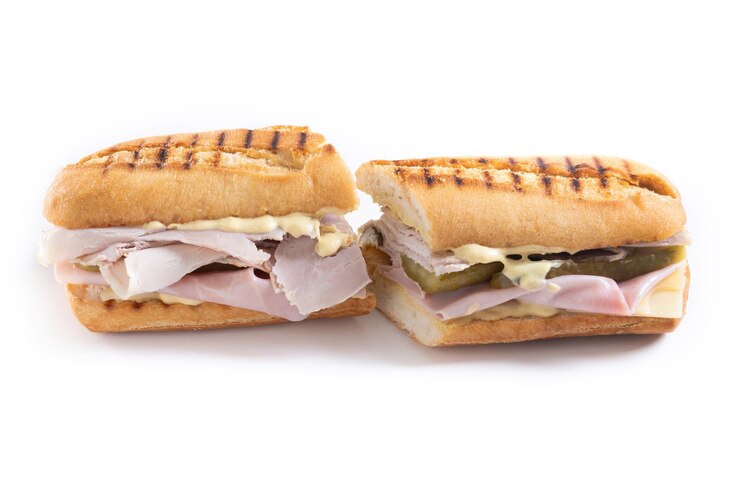 Foto gratuito sandwich tradizionale cubano isolato su sfondo bianco